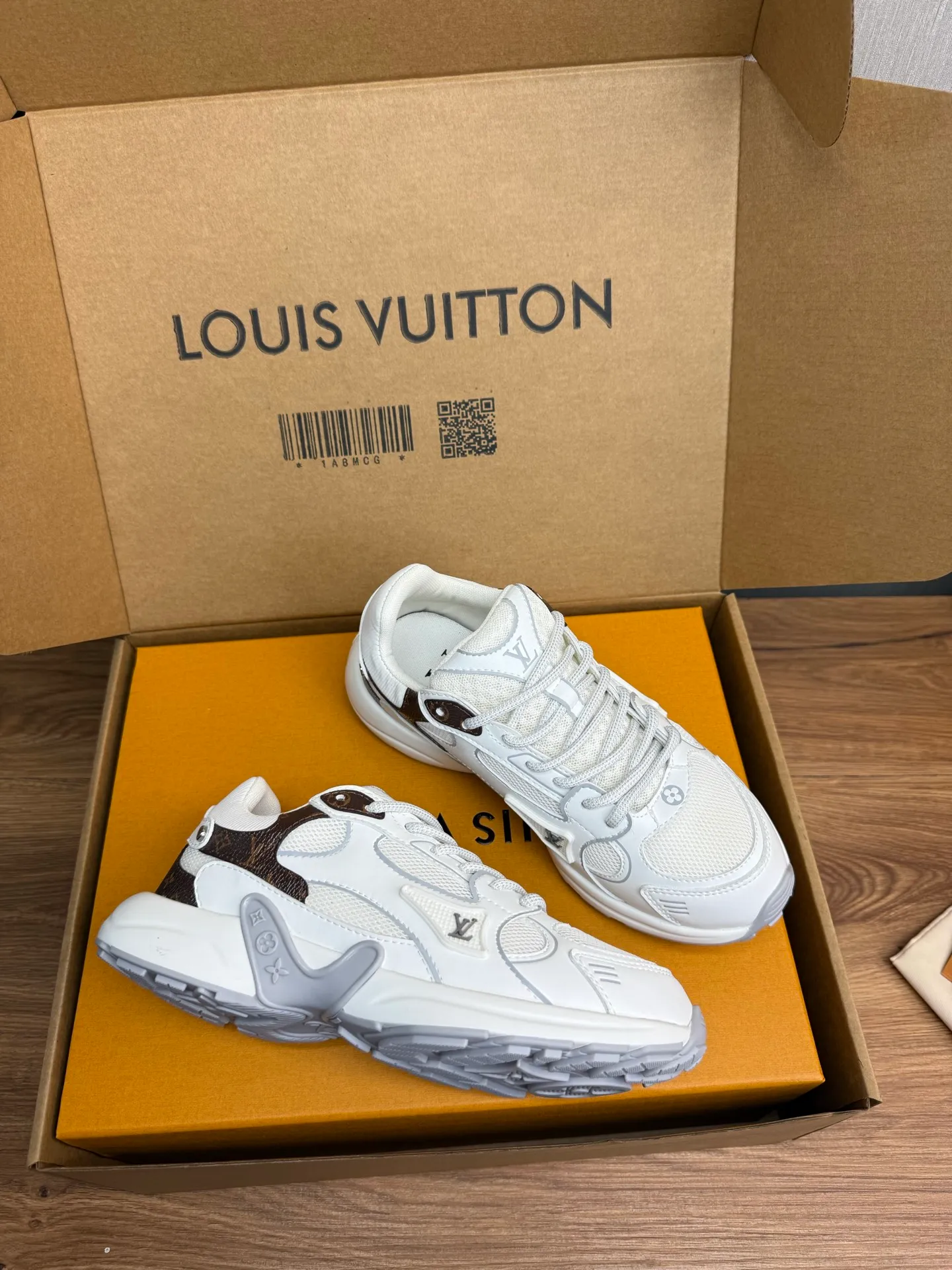 Men's shoes 💰600💰 🌈LV | Louis Vuitton 2025𝐬𝐬 🧡💚2025 spring and summer new style top version‼ ️The original version is the same. The counter specializes in the latest casual shoes. Hard goods are new🆕 🔥🔥🔥Top version: Couple model LV Louis Vuitton L House Donkey brand The latest Olympia series Couple model Silver Horn King Casual sneakers Running shoes This LV Olympia sneaker combines mesh fabric and metallic synthetic leather and other technical fabrics to reinterpret the classic running shoe design with a neat and simple design. Lightweight EVA outsole provides a stretchy fit. Rich details such as Monogram embossing and LV letters establish recognition. Exquisite packaging at the delivery counter 🛍📦 ▪️Fabrics: Original imported technical fabric + mesh ▪️Inner lining: Original customized breathable mesh ▪️Sole: Original molded rubber foam material ▪️Sole thickness: 3.5CM ▪️Size: 35--45 (customized for women 40 and men 45)